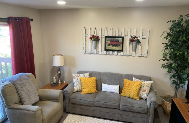 Country apartment less than a hour to Cleveland, Akron, Mohican & Amish Country!
