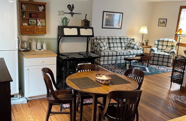 Country Charm🌿 A very comfortable 2nd floor, 2-bedroom apartment in Bainbridge