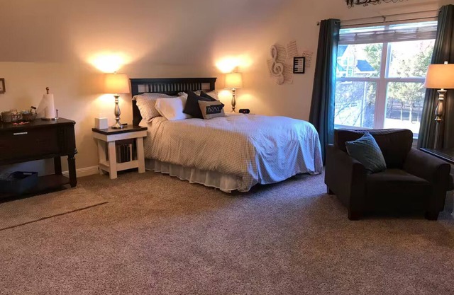 Country Charm, City Access, Private Entrance Suite