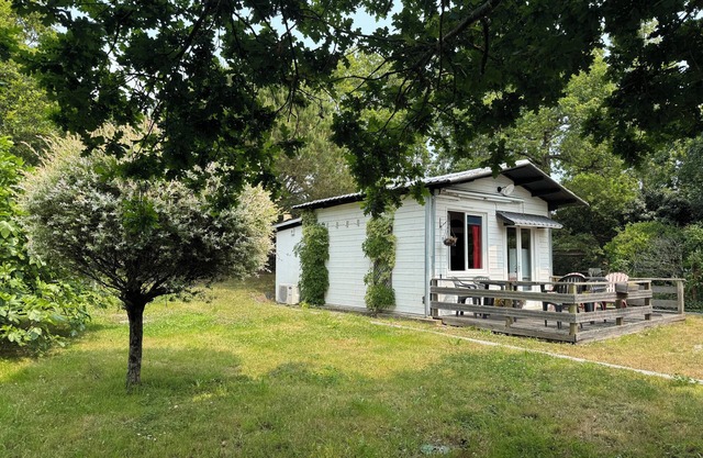 Country cottage 4 km from the ocean. with tennis court!