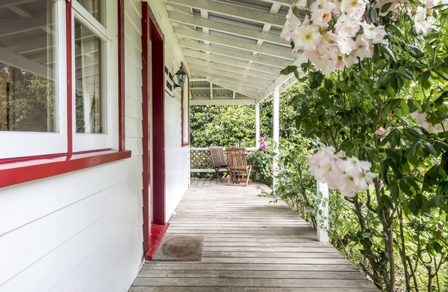 Country cottage escape, historic features, near Mt Taranaki & New Plymouth