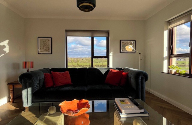 Country Cottage, private hot tub, sauna, outdoor room with stove. Peaceful& calm