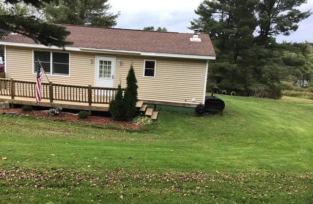 Country Cottage Retreat, perfect baseball home, short drive fields in Oneonta.