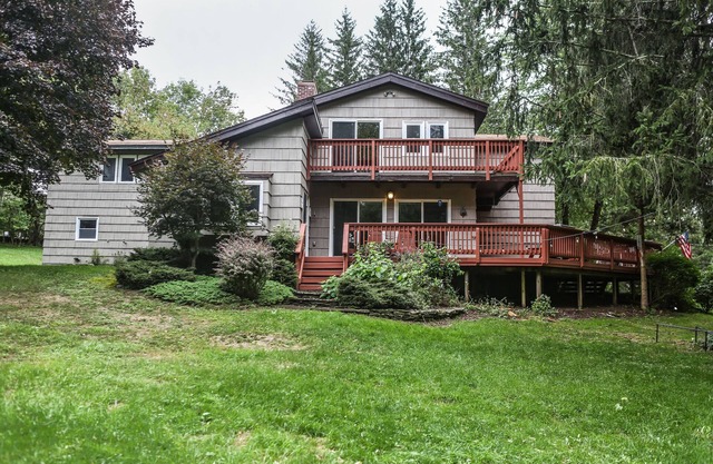 Country Escape! 5 bed/5bath, 2 acre pond, pool/Foosball tables, Fire pit, Sauna