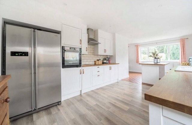 Country Escape - Iwerne Minster Dorset whole bungalow Clayesmore Larmer Tree