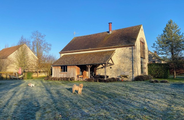 Country family home, 1h15 away from Paris. Animals accepted.
