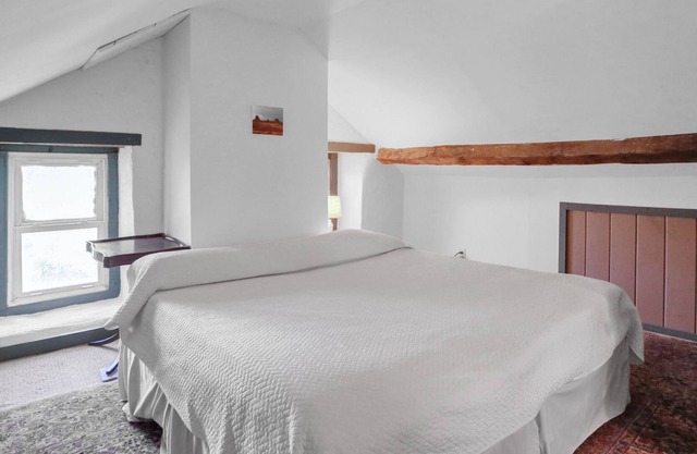 Country Farmhouse, Sleeps 8, Hot Tub
