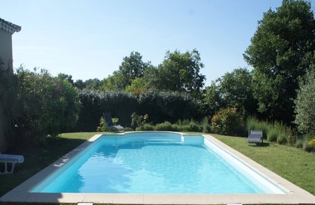 Country villa with swimming pool and fenced park for 8 people