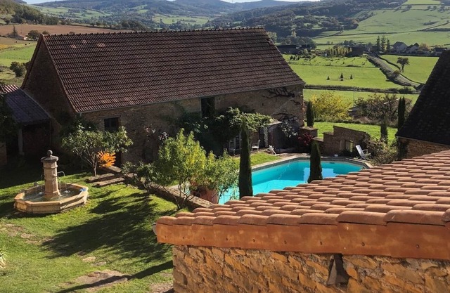 Country house for 10/12 beds with swimming pool near Cluny