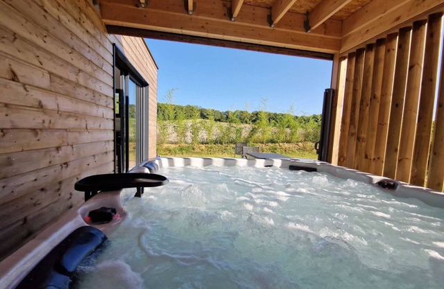 Country cottage with private Jacuzzi
