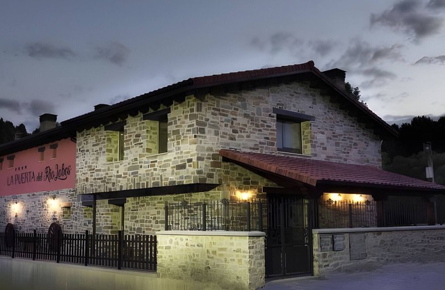Country House 'La Puerta Del Rio Lobos' with Mountain View, Private Pool and Wi-Fi