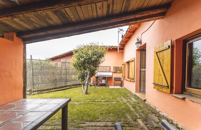 Country House 'La Casina' with Mountain Views and Private Garden