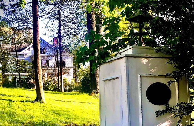 Country home; hiking, biking, train, brew pub. Artist studio, lge sunny rooms