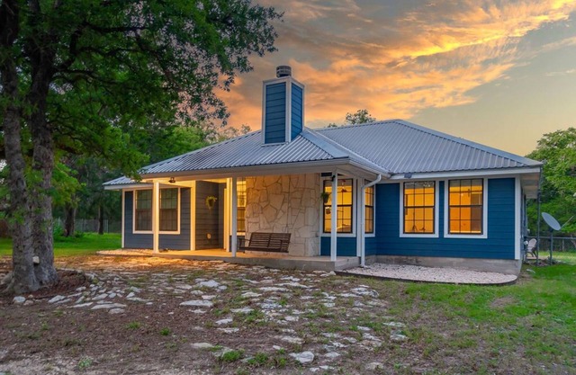 Country Home on 5 Acres-15 Min to Snow's BBQ
