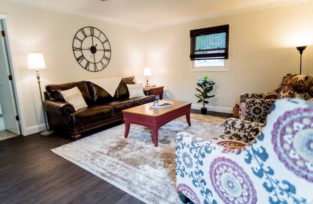 Country home, soaker tub, firepit, 11mi to UTK