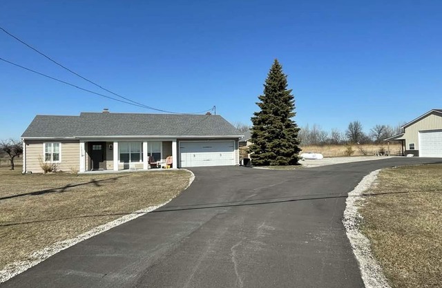 Country Home with 3B 1.5B w/Room for Fishermen with Trucks Boats & Trailers