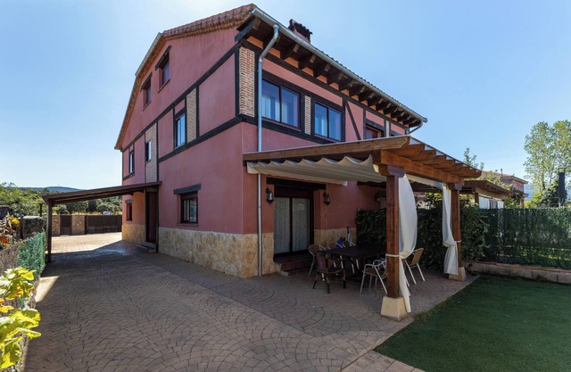 Country House 'Casa Rural Arbana' with Mountain View, Private Pool and Wi-Fi