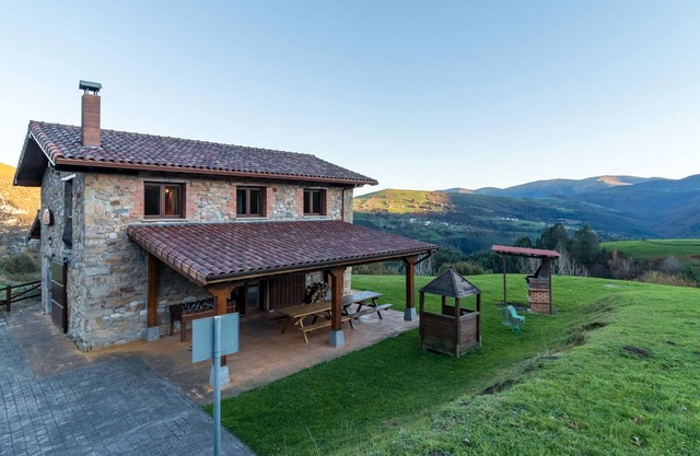 Country House 'El Paraiso Del Yayo' with Mountain View, Private Terrace and Wi-Fi