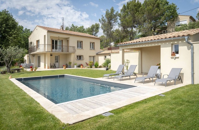 Country house* with swimming pool, 2 minutes from shops.