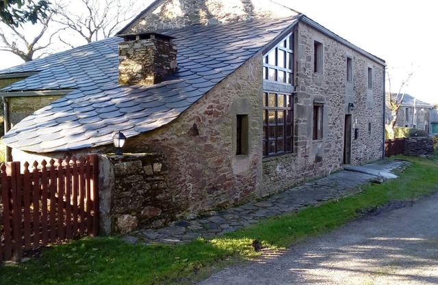 COUNTRY HOUSE IN THE ENVIRONMENT OF FRAGAS DO EUME NATURAL PARK