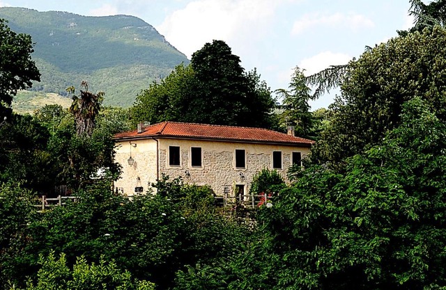 COUNTRY HOUSE