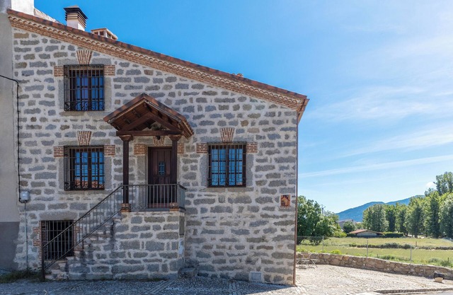 Country House 'La Bodega De Gredos' with Mountain Views