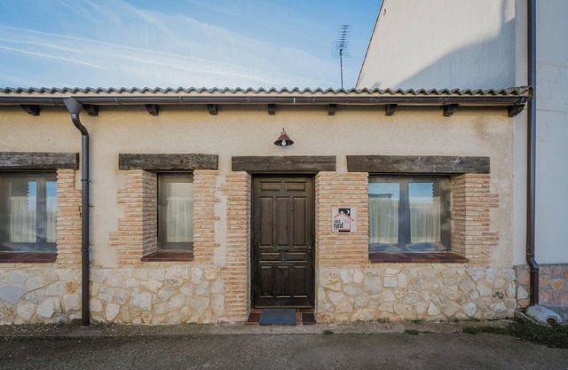 Country House 'La Casa De Los Pollos' with Mountain View, Private Garden and Wi-Fi