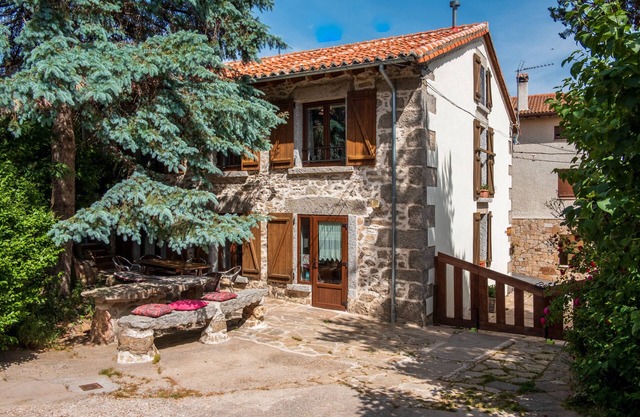 Country House 'La Esperilla De Gredos' with Mountain View, Private Garden and Wi-Fi
