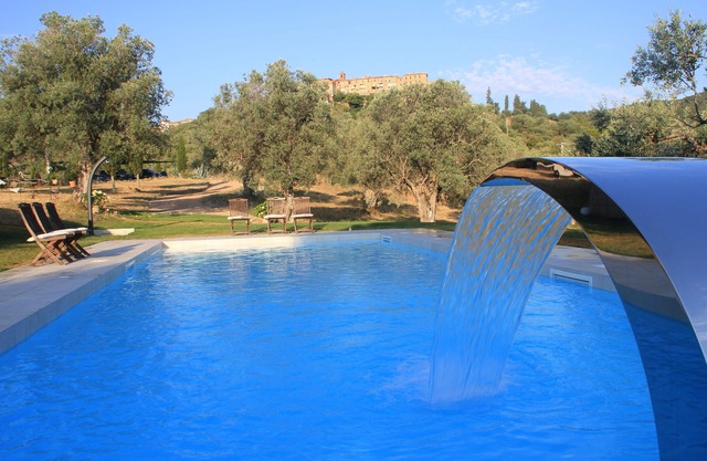Country house, lovingly renovated in the middle of an olive grove with large panoramic pool
