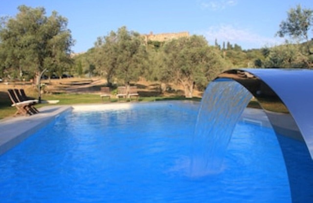 Country house, lovingly renovated, in the middle of an olive grove with a large panoramic pool