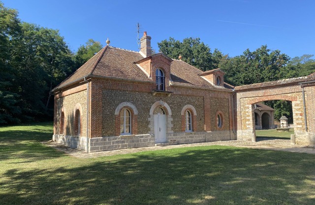Country house next to a golf course, in the Fontainebleau region.
