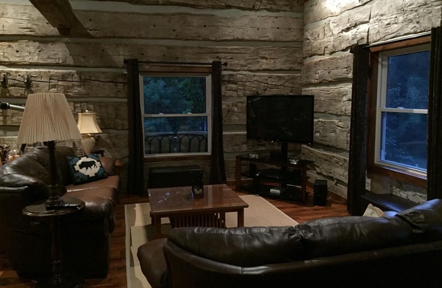 Country House on 50 Acres one hour from Toronto can accommodate up to 10 guests