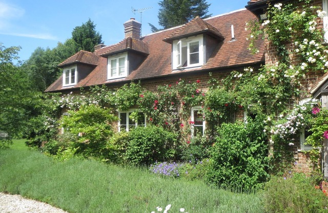 Country House, Sleeps 10, Swimming Pool And Tennis Court, In Inkpen, Berkshire