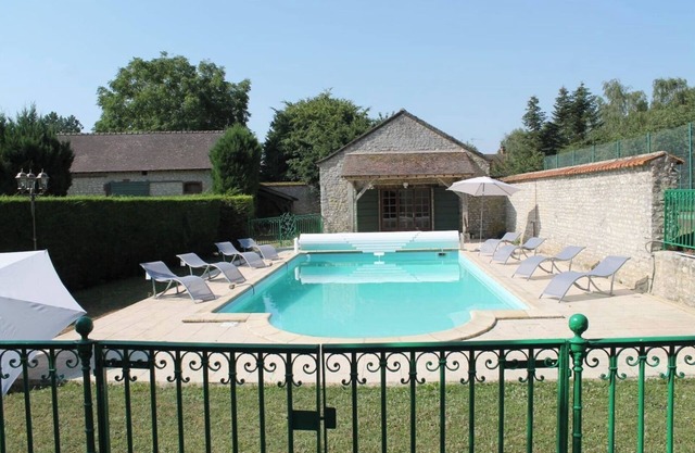Country house with pool near Paris