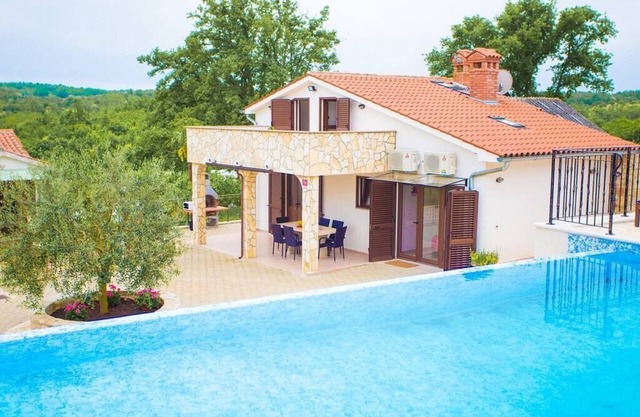 Country house with pool and stunning views for 6
