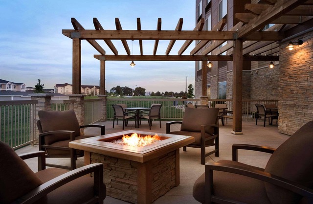 Country Inn & Suites by Radisson, Indianola, IA