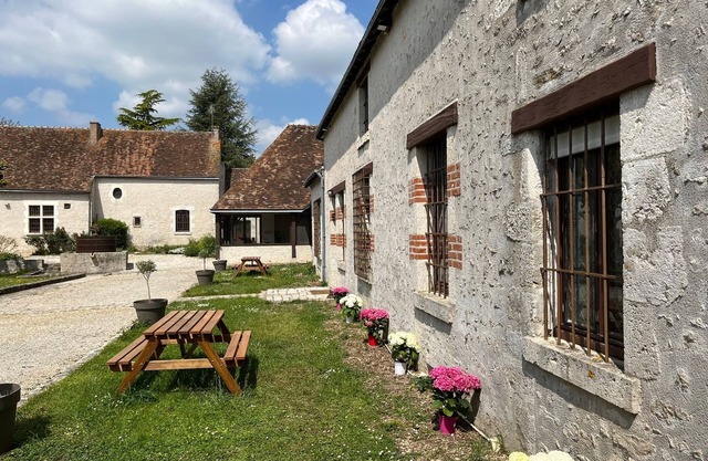 Country property with swimming pool, near the Loire castles