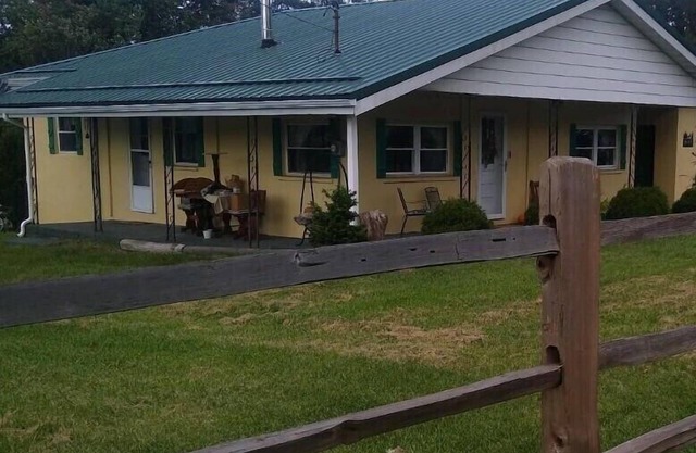Country Roads Cottage w/fenced in yard close to state forests and WVU!