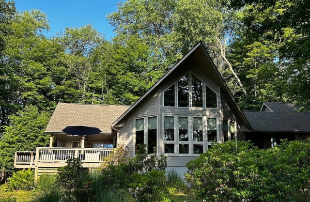 Country Roads: Relax by the Fire Pit & Enjoy Lake Views at Alpine Lake