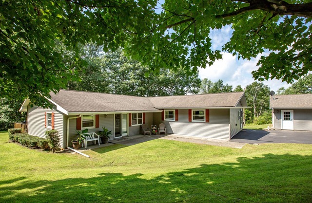 Country Seclusion 3 BR; 2 BA; sleeps 6;