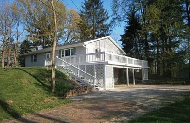 Country Setting Family-Sized House Minutes from Entertainment and Amenities