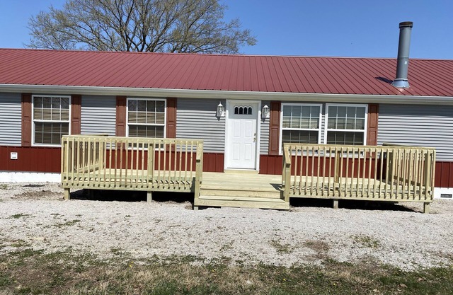 Country setting one mile from boat dock and beach .Now with Internet