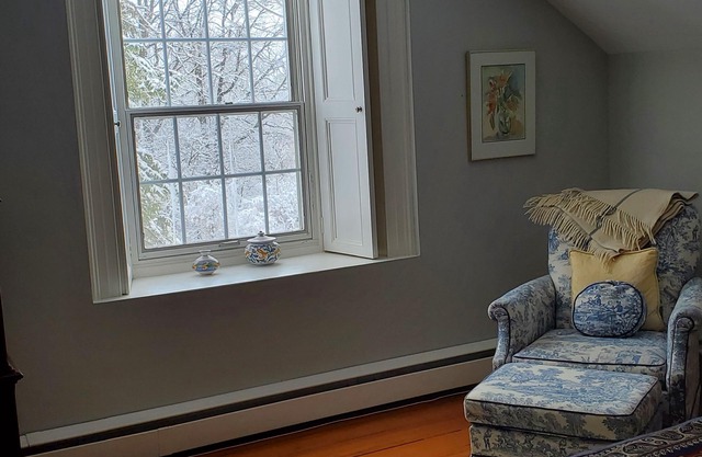 Country stone house on 40 acres, great base to explore historic Ottawa.