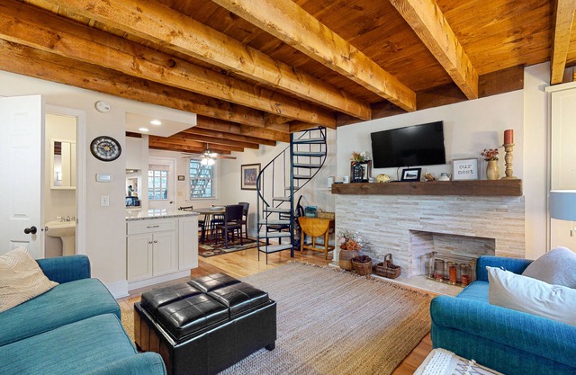 Country townhome - mountain view - walk to Village of Quechee - near Club & golf