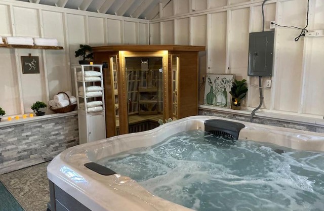 Countryside Chalet w Sauna & Hot Tub