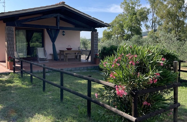 Countryside cottage with swimming pool near seaside