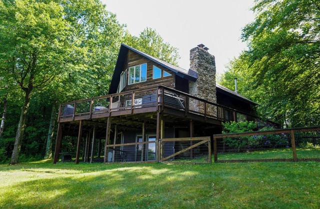 Countryside Estate/Lake Rights/sleep 30 people.