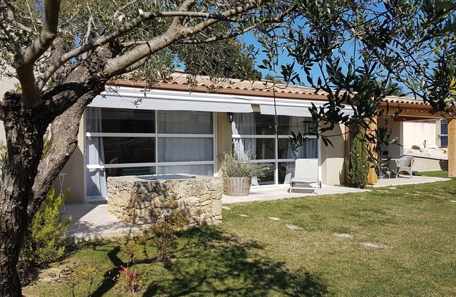 "Countryside in town" Cottage with heated pool and jacuzzi "" 3 stars "