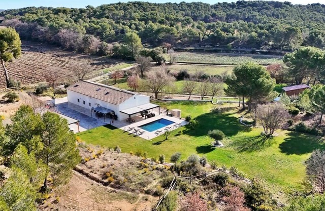 Countryside property with pool – 6 guests