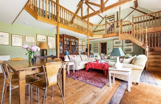 Countryside retreat in Guildford, tranquil location, ideal for groups, sleeps 7!